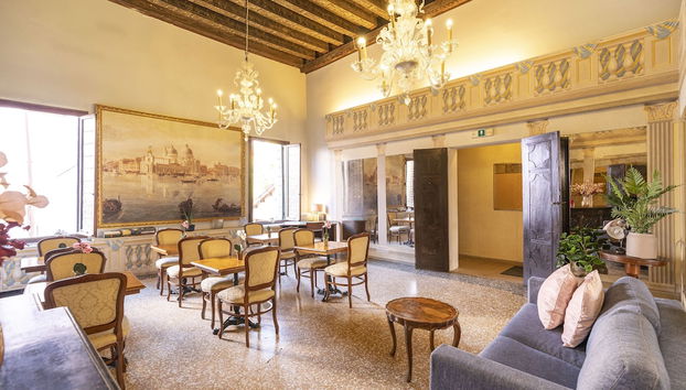 Coin salon dans le hall