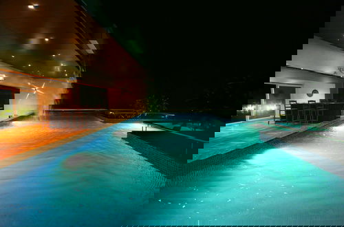 Foto 7 - Royal Oakwood Villa by Shiloh Stay