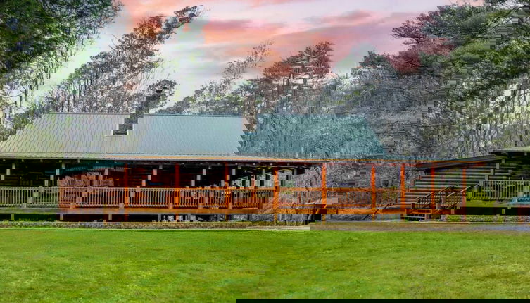 Foto 1 - Twin Creeks Lodge by Avantstay 33 Acre Retreat