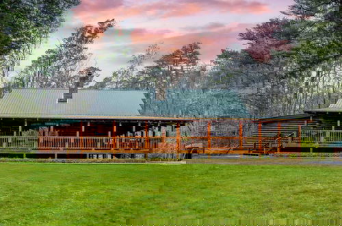 Foto 1 - Twin Creeks Lodge by Avantstay 33 Acre Retreat