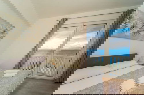 Photo 3 - Beachfront Holiday Home