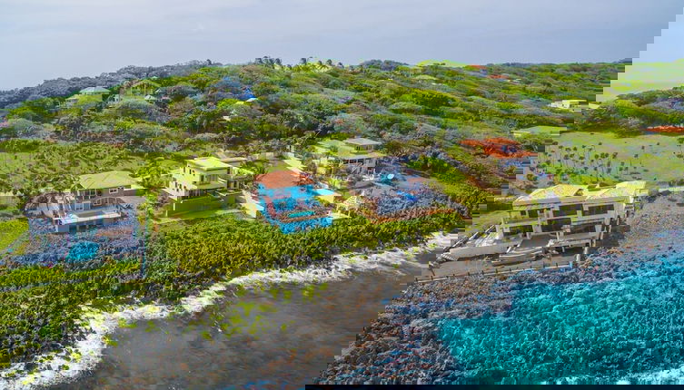 Foto 1 - Stunning Coral View Home with Oceanfront Pool by RedAwning