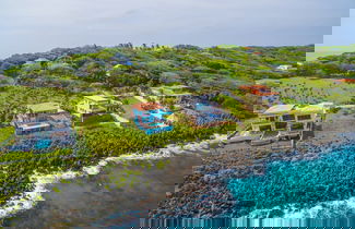 Foto 1 - Stunning Coral View Home with Oceanfront Pool by RedAwning