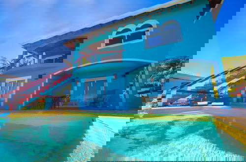 Foto 31 - Stunning Coral View Home with Oceanfront Pool by RedAwning