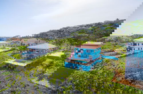 Foto 30 - Stunning Coral View Home with Oceanfront Pool by RedAwning