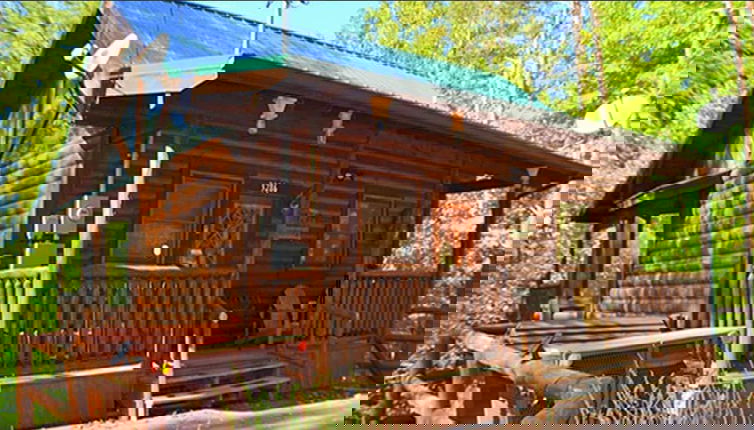 Foto 1 - Always Kiss Me Goodnight 1 Bedroom Cabin by RedAwning