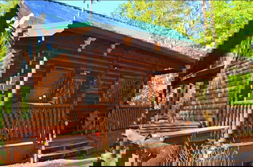 Foto 1 - Always Kiss Me Goodnight 1 Bedroom Cabin by RedAwning