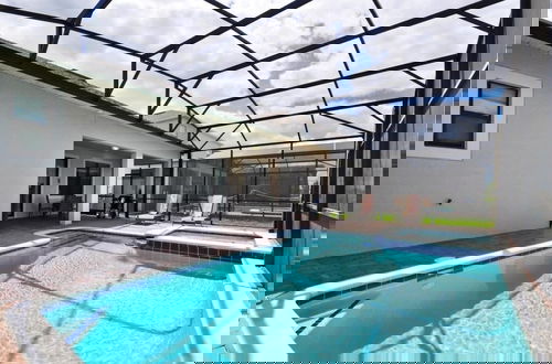 Foto 12 - Cozy Pool 4 Bed Home With Spa 4 Bedroom Home by RedAwning