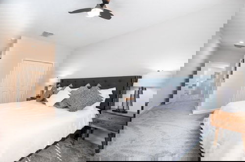 Foto 4 - Family Fun 5 Bed Pool Home With Game Room 5 Bedroom Home by RedAwning