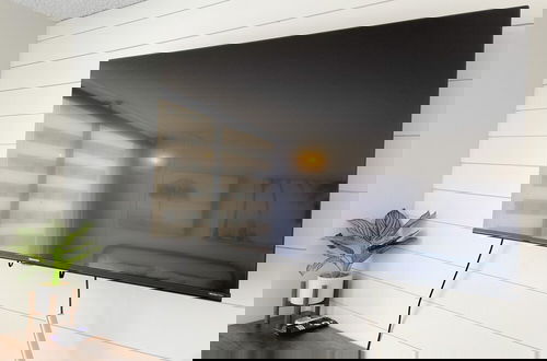 Foto 22 - Modern Surf Chic Studio Condo by RedAwning