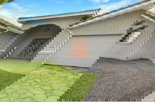 Foto 30 - Luxury Waterfront Home With Pool 3 Bedroom Home by RedAwning