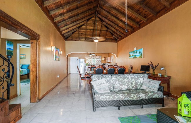 YanceyLargo-6BR Two-Story Estate w/Mountain Views by RedAwning - Photo 18