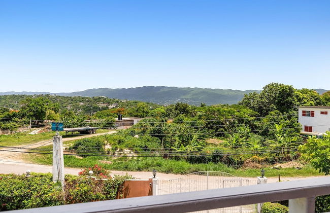 YanceyLargo-6BR Two-Story Estate w/Mountain Views by RedAwning - Photo 23