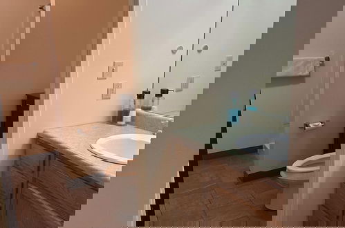 Photo 10 - 2bedroom 2bathroom Apt Downtown Walk Anywhere