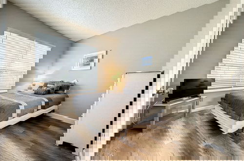 Foto 15 - 4 Bed 3 Bath in a Gated Community With Pool