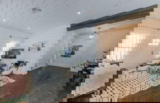 Foto 2 - New White On Columbus Family Gathering Place