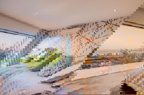 Foto 7 - Beautifully Designed Villa w Sweeping Views Belle View