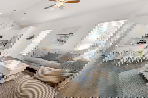 Foto 17 - Beautiful Coastal Chic Home for 9 + Neighborhood Pool in Panama City Beach