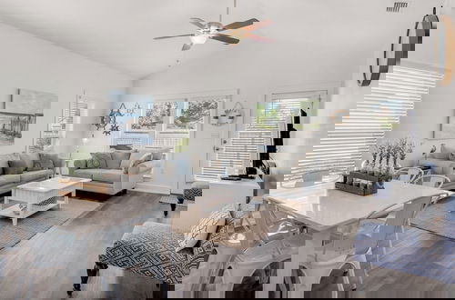 Foto 9 - Beautiful Coastal Chic Home for 9 + Neighborhood Pool in Panama City Beach