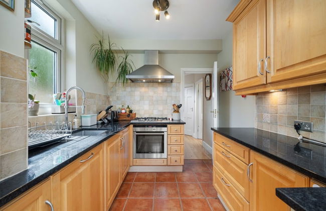 A Delightful 4-bedroom Home With a Private Garden - Foto 8