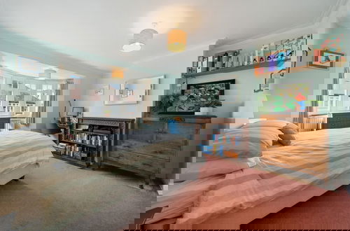 Foto 2 - A Delightful 4-bedroom Home With a Private Garden