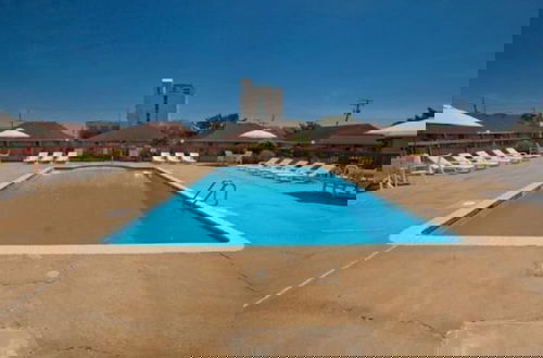 Photo 12 - Retro Turtle Reef Condo 1 Block From Beach w Pool