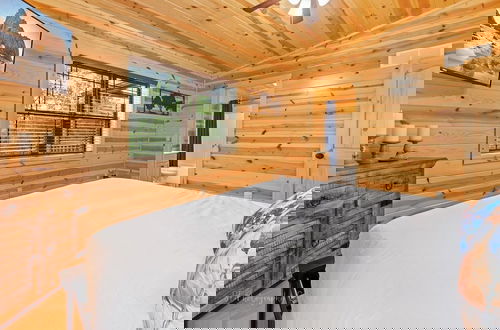 Foto 4 - Foxes' Den Cabin with Private Hot Tub and Arcade Game by RedAwning