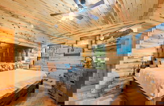 Foto 2 - Foxes' Den Cabin with Private Hot Tub and Arcade Game by RedAwning