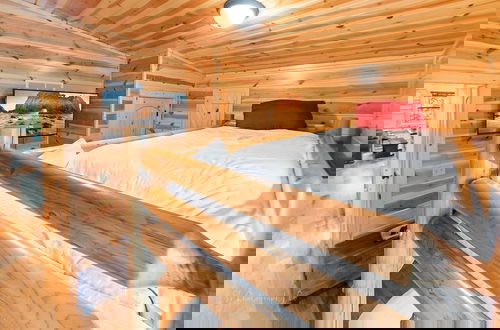 Foto 6 - Foxes' Den Cabin with Private Hot Tub and Arcade Game by RedAwning