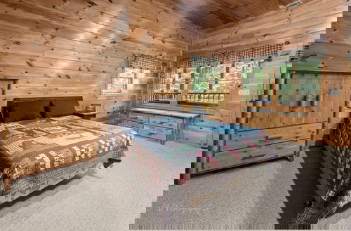 Foto 4 - Margaret Hollow 2 Bedroom Cabin by RedAwning
