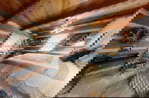 Foto 5 - Bruno's Mountain Cave 3 Bedroom Cabin by RedAwning