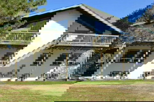 Foto 17 - Spacious 8 bdrm Cottage with Private Beach Access, BBQ, Hot Tub, Sauna, Pet friendly