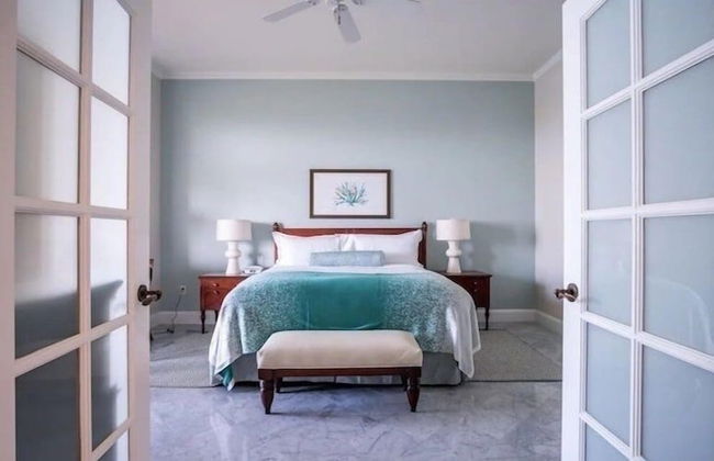 Ritz Carlton - Photo 2