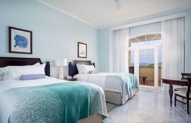 Ritz Carlton - Photo 3