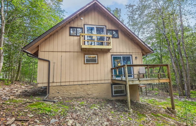 Poconos Chalet Newly Renovated, Great Location 4 Bedroom Home by RedAwning - Photo 49