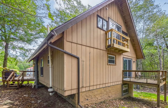 Poconos Chalet Newly Renovated, Great Location 4 Bedroom Home by RedAwning - Photo 50