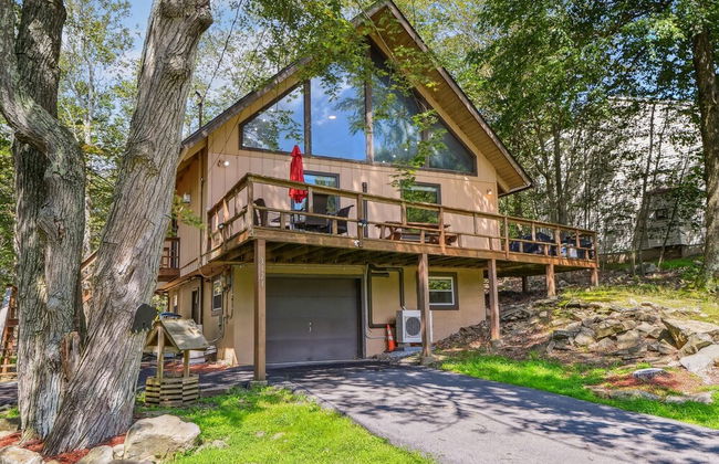 Poconos Chalet Newly Renovated, Great Location 4 Bedroom Home by RedAwning - Photo 47