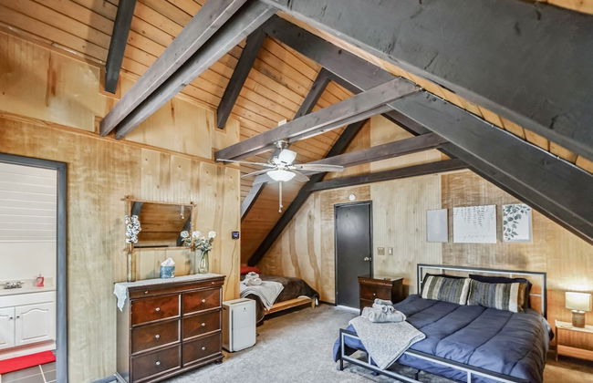 Poconos Chalet Newly Renovated, Great Location 4 Bedroom Home by RedAwning - Photo 6