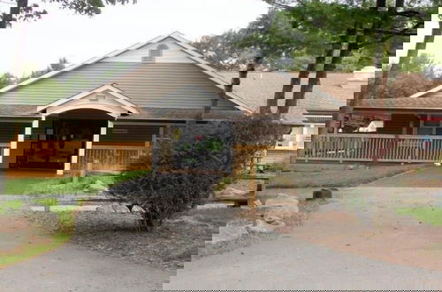 Foto 45 - Poconos Chalet Newly Renovated, Great Location 4 Bedroom Home by RedAwning