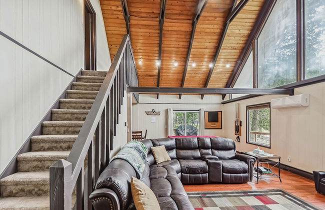 Poconos Chalet Newly Renovated, Great Location 4 Bedroom Home by RedAwning - Photo 18