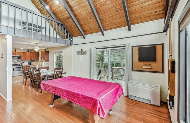 Poconos Chalet Newly Renovated, Great Location 4 Bedroom Home by RedAwning - Photo 30