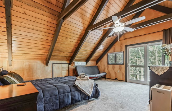 Poconos Chalet Newly Renovated, Great Location 4 Bedroom Home by RedAwning - Photo 14