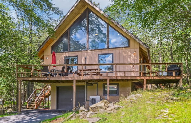 Poconos Chalet Newly Renovated, Great Location 4 Bedroom Home by RedAwning - Photo 1