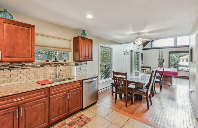 Poconos Chalet Newly Renovated, Great Location 4 Bedroom Home by RedAwning - Photo 11