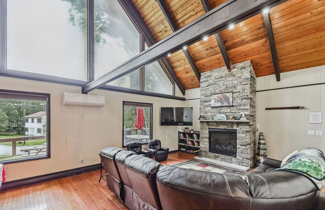 Poconos Chalet Newly Renovated, Great Location 4 Bedroom Home by RedAwning - Photo 34