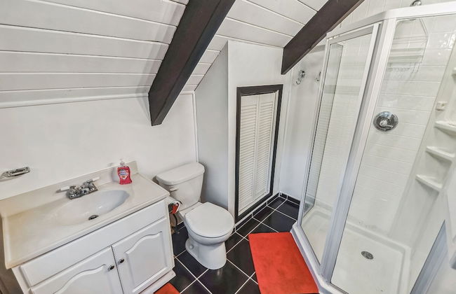 Poconos Chalet Newly Renovated, Great Location 4 Bedroom Home by RedAwning - Photo 19