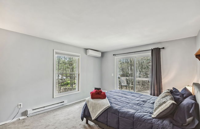Poconos Chalet Newly Renovated, Great Location 4 Bedroom Home by RedAwning - Photo 2