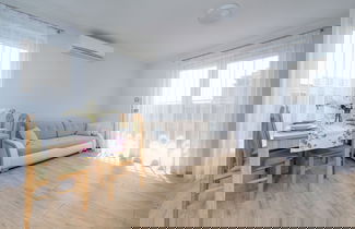 Foto 1 - Bright Apartment With Balcony by Renters