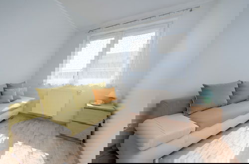 Foto 3 - Bright Apartment With Balcony by Renters