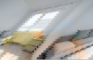 Foto 3 - Bright Apartment With Balcony by Renters